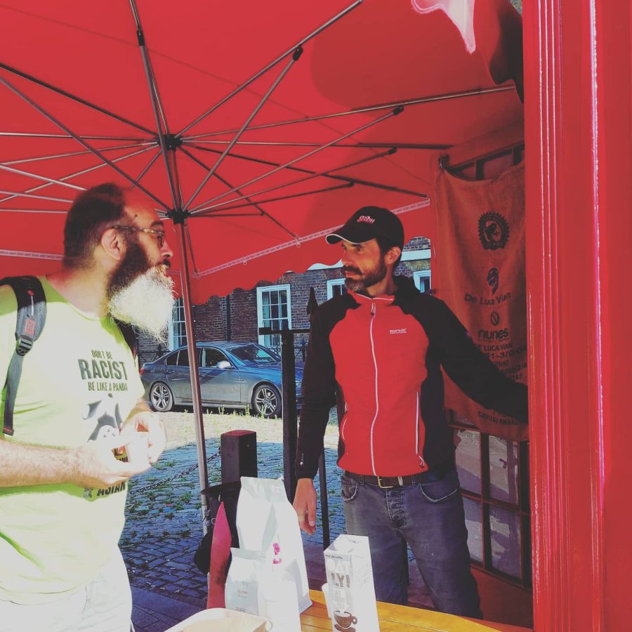 Barista in een Londense telefoonbox