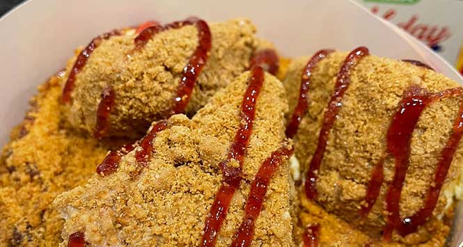 Cake that looks like a bucket of fried chicken