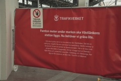 Inne på terminalen  är utgångarna längs bort avstängda och denna delen av fastigheten rivs bort, för att gräva stationen.