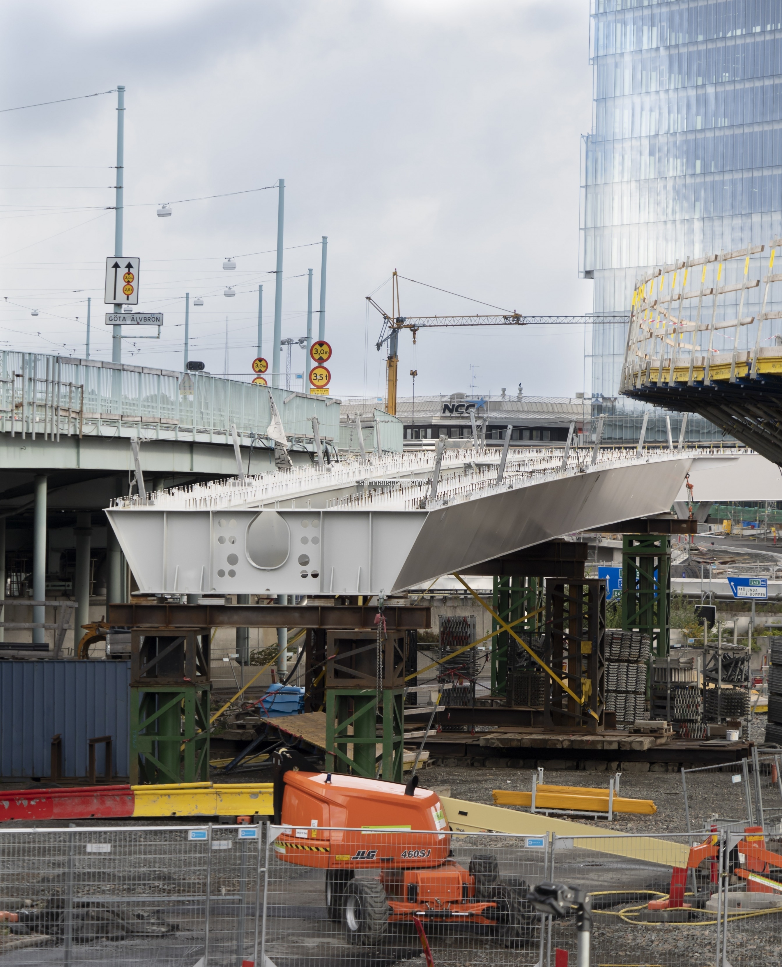Den här delen av Hisingsbron kan man inte nog montera innan Götaälvbron har rivits.