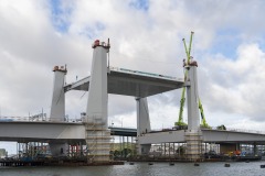 Från Gullbergskajen ser man det nya landmärket, Hisingsbron med upphöjt lyftspann. Strax efter kl.9 hade man vischan upp lyftspannet på öppningshöjden 28 meter. Lyftspannet kommer er nu stå i öppet läge under några veckor.