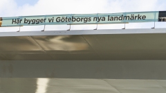 Hisingsbron blev påseglad av en segelbåt, innan den ens var klar! Segelbåtens mast träffade klaffen och det blev en reva i färgen som nu måste målas om.  Ägarna till segelbåten kommer troligen att få ersätta skadan.