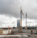 Här byggs en del av Hisingsbron och man ser Götaälvbron trafikeras av n spårvagn. I bakgrunden syns Regionens hus.