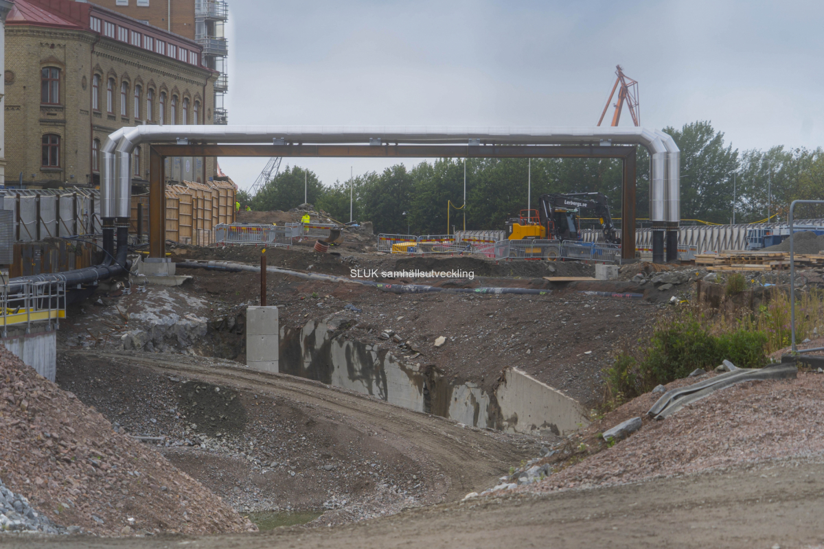 Till vänster är st. Eriksgatan och till höger Operan. Här har man lagt ledning genom luften för att kunna gräva tunnel åt väster.