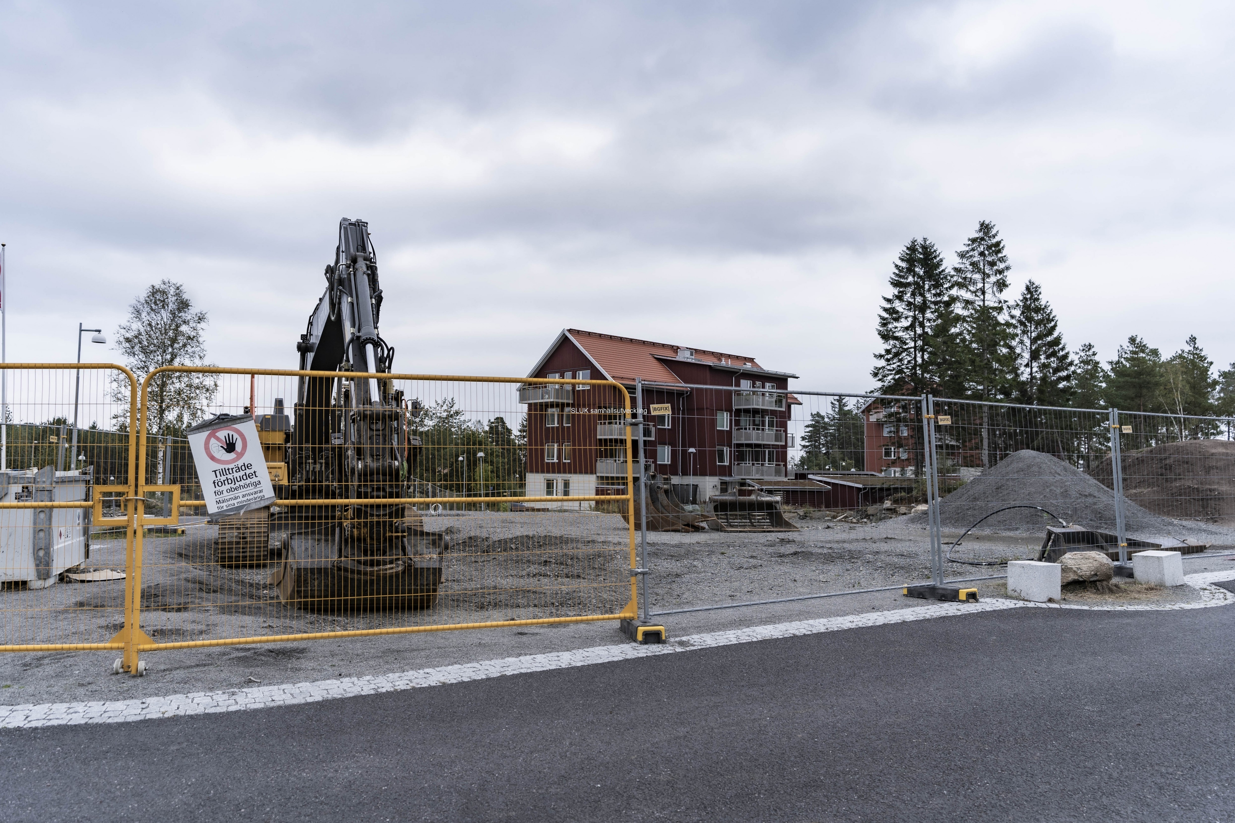 På andra sidan om Öjersjövägen, där det redan finns ny bebyggelse, man att bygga.