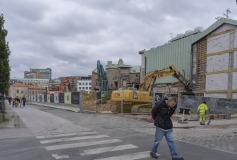 På Järntorget i kvarteret Röda Bryggan  pågår fortfarande rivning av fastigheten .