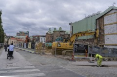 Det dundrar och låter från maskinerna men det berör  inte dem som passerar.