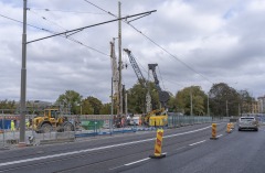 Spåren ligger här permanent och blir här även när Haga station är klar. På vänster sida om kyrkan pågår arbetena.