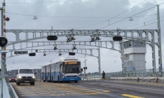 Trafik på Götaälvbron. Buss linje 16 mot Högsbohöjd passerar.