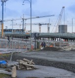 Trafiken kör på Götaälvbron. Nedanför bron syns Hisingsbrons avfart där man spårvagnarna kommer att köra.