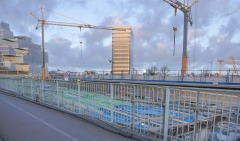 Jobb pågår på Hisingsbron. I bakgrunden syns Regionens hus och till vänster den nya fastigheten Platinan.