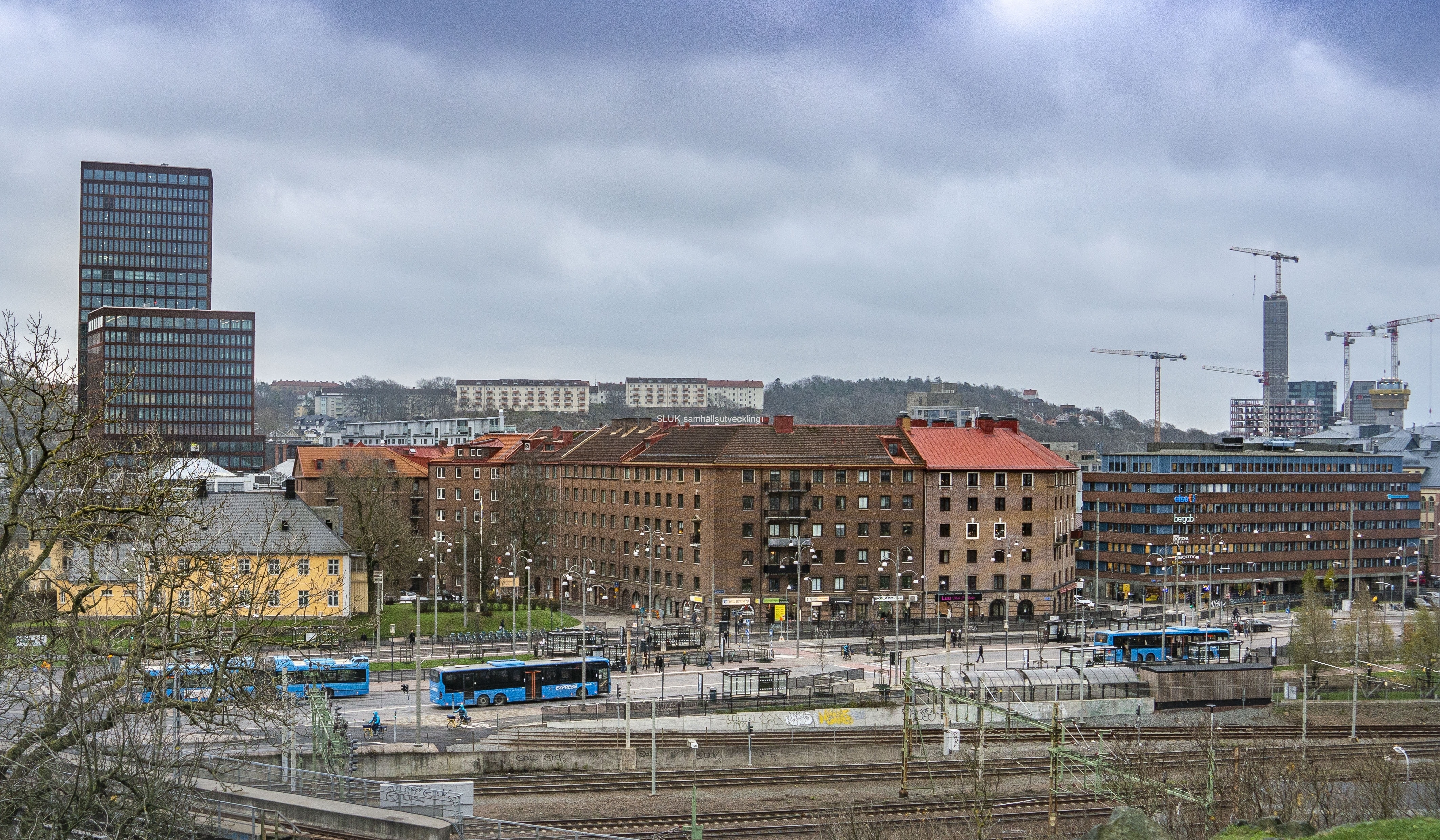Man ser även mot Svingeln och Gårda. till vänster på bild syns Gårda Vesta – Göteborgs första WELL-certifierade kontorshus. med 25 våningar.
