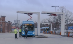 Här laddaren en buss som ska till Mölndal från Heden. Den ska avgå om 1 minut.