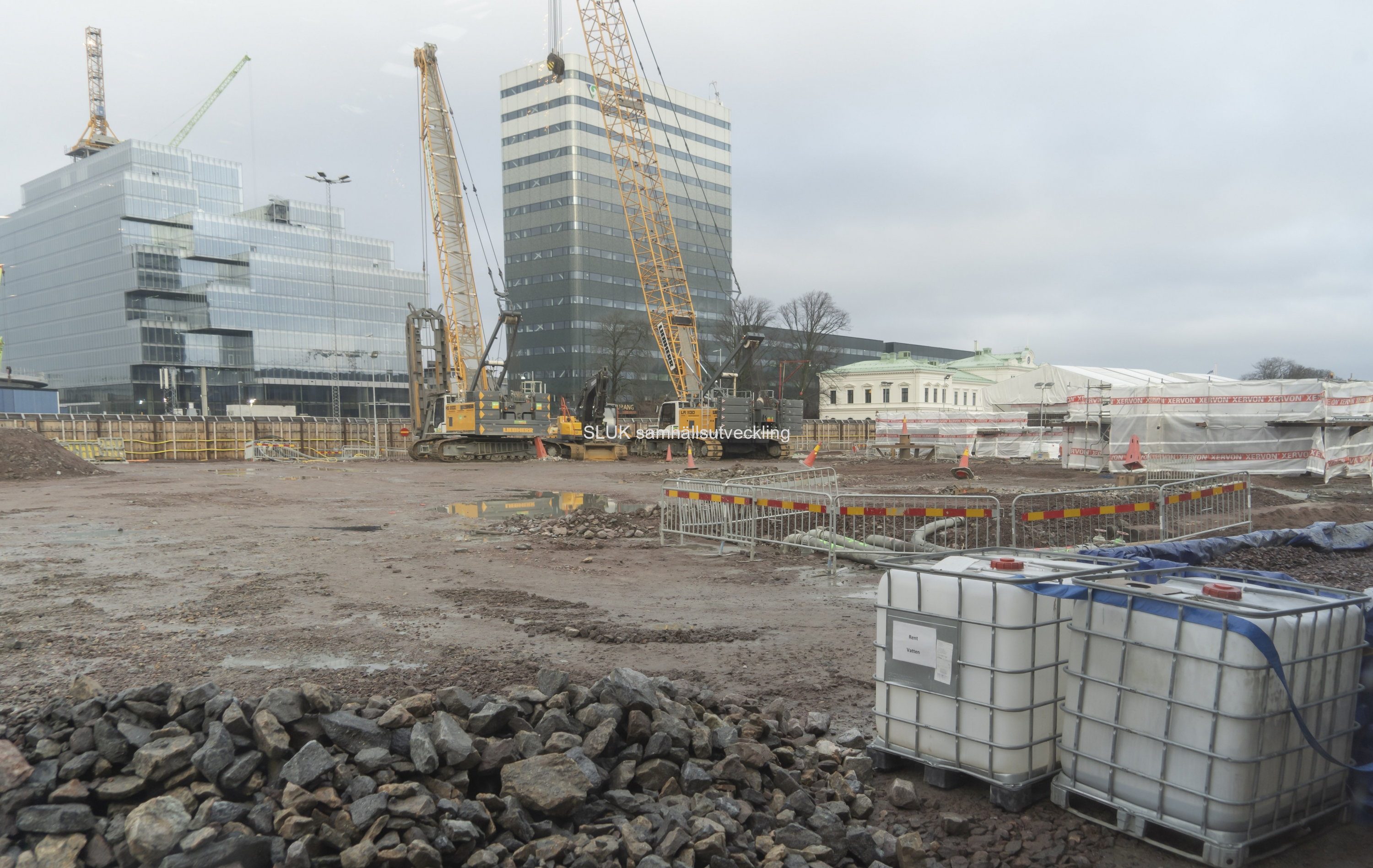 Vid Nils Ericsonsplatsen, där Västlänkens centrala terminal byggs, har anläggningsarbetena täckts. Nu kommer vi antagligen inte kunna se vad som händer, förrän stationen är färdigbyggd.