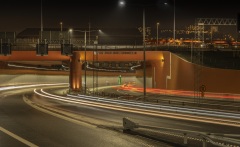 Marieholmstunneln på Hisingssidan  visas i nattljus. Ovanför tunnels lyser Röde orm. Trafik mot Stockholm kommer att köra vidare på Röde orm, mot E20.