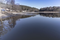 Det är klart och lite kallt väder. Solen lyser och det blir speglingar i Landvettersjön.