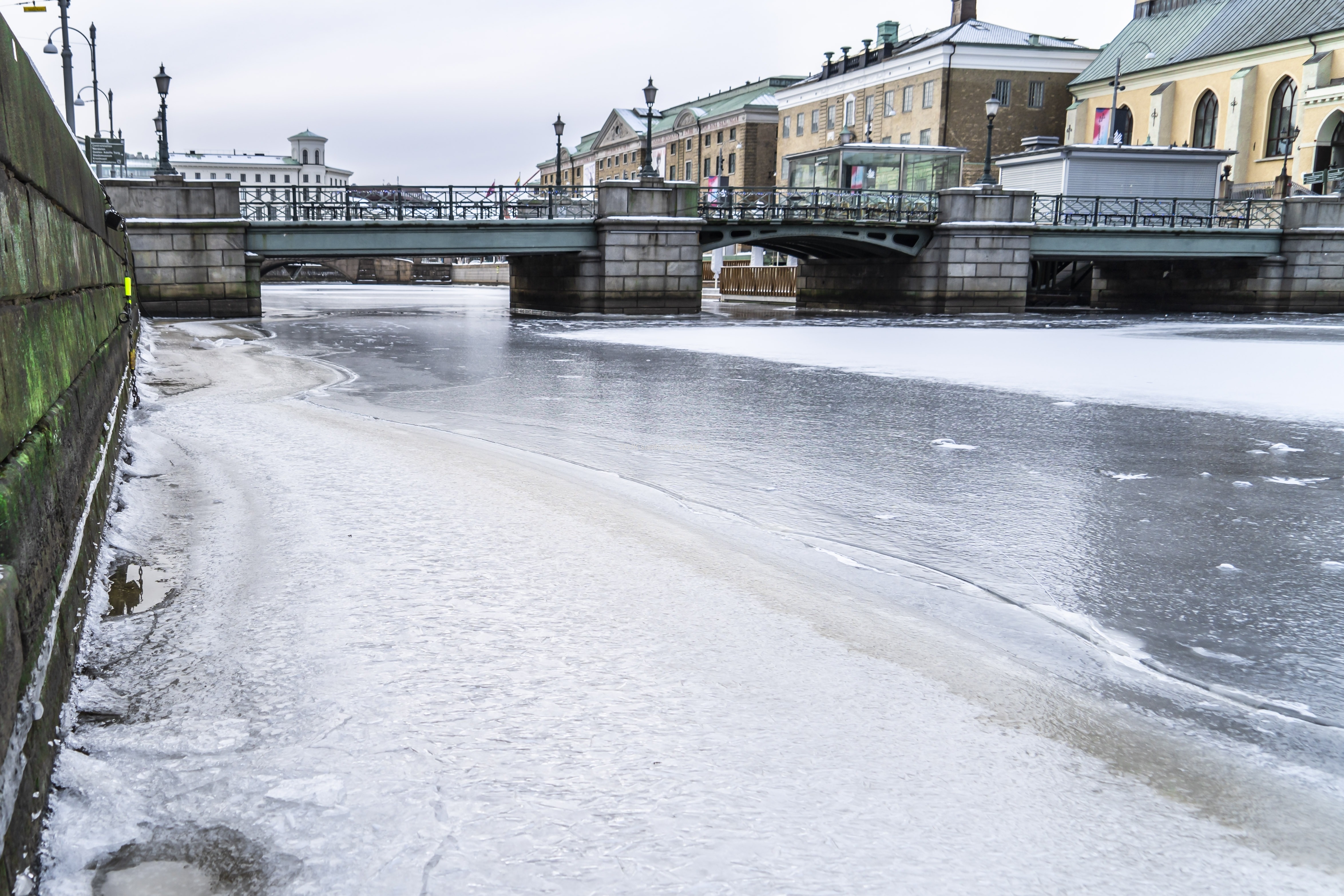 Kanalen mellan Norra och Södra Hamngatan har frusit till is.