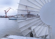 På väg hem passerade jag Lilla Bommen och fotograferade ut mot Lindholmen. Älv-Vira passerar på älven.