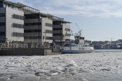 Färjan Älv-Vira anlände med passagerare. färjorna går tätt mellan Lindholmen och Lilla Bommen.