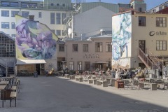 Vädret är gynnsamt för att sitta ute och fika eller äta lunch. Fotografiet är från Magasinsgatan.