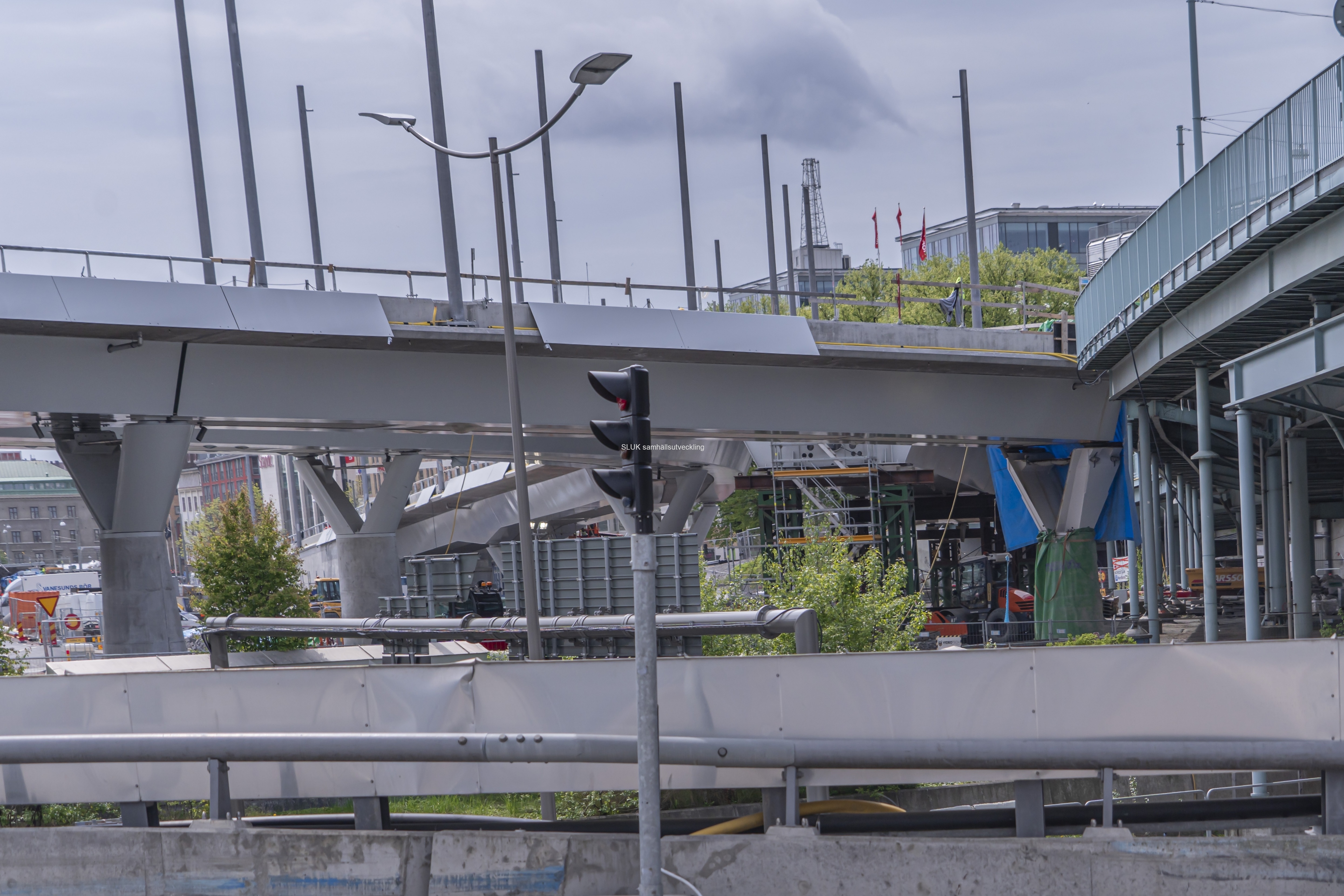 Här korsar Hisingsbron Götaälvbron, som måste rivas för att spårvagnar och bussar ska kunna passera.