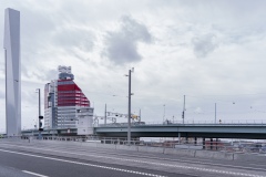 Spårvagnar och bussar kör fortfarande på Götaälvbron.