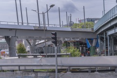 Här korsar Hisingsbron Götaälvbron, som måste rivas för att spårvagnar och bussar ska kunna passera.