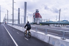 Det är mycket lättare att både promenera och cykla utmed Hisingsbron jämfört med Götaälvbron.