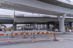 Framför Götaälvbron väntar ett lyftspann att monteras så att  Hisingsbron blir körbar mot Östra Hamngatan.