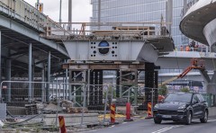 Här ligger lyftspannet mellan Götaälvbron och Hisingsbron. Lyftspannet är den sista biten som knyter samman Hisingsbron.