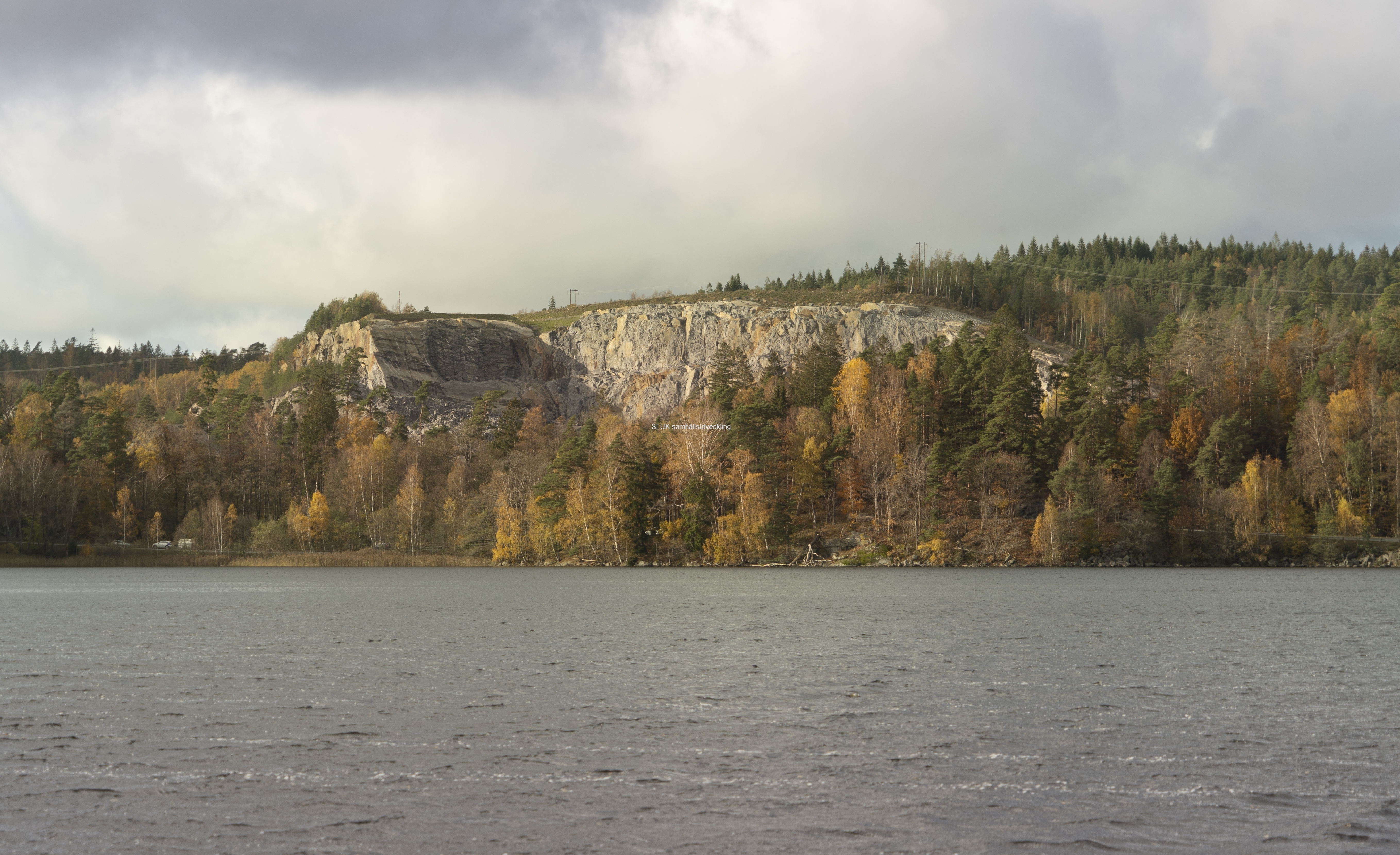 Från Långenäs, kan man se stenbrottet i Mölnlycke på andra sidan Landvettersjön. Kan det vara nedanför stenbrottet som trästaden Wendelsstrand byggs?