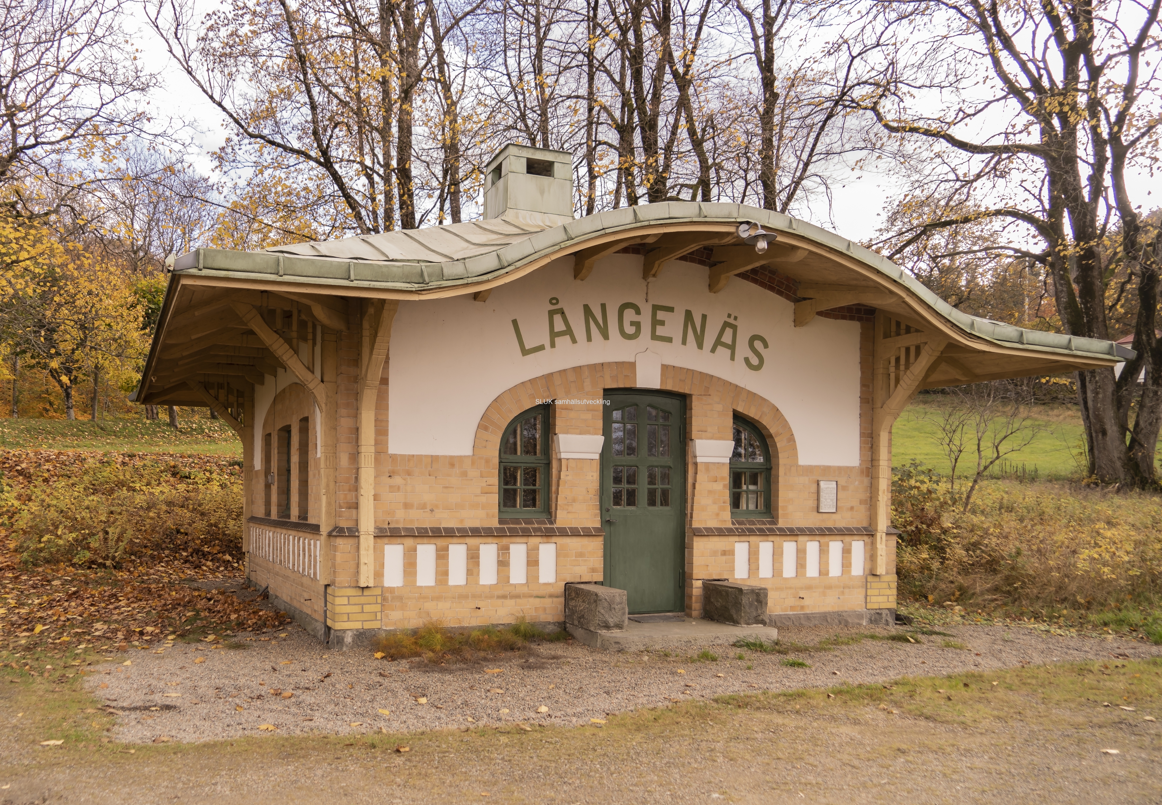 I Långenäs, utmed järnvägen från Mölnlycke mot Borås, finns fortfarande denna vackra vänthall. Den är inte längre i bruk, men används för fritidsaktiviteter av de närboende. Jag kikade in och såg ett pingisbord.