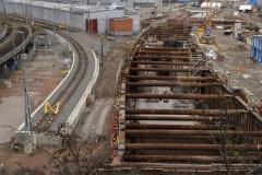 Från Skansen Lejonet kan man också se Västlänken komma ut från berget mot Nils Ericsonplatsen. Botten på tunneln gjuts.