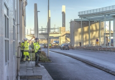 Området runt bron spärras av och vakter håller koll på folk och fordon.