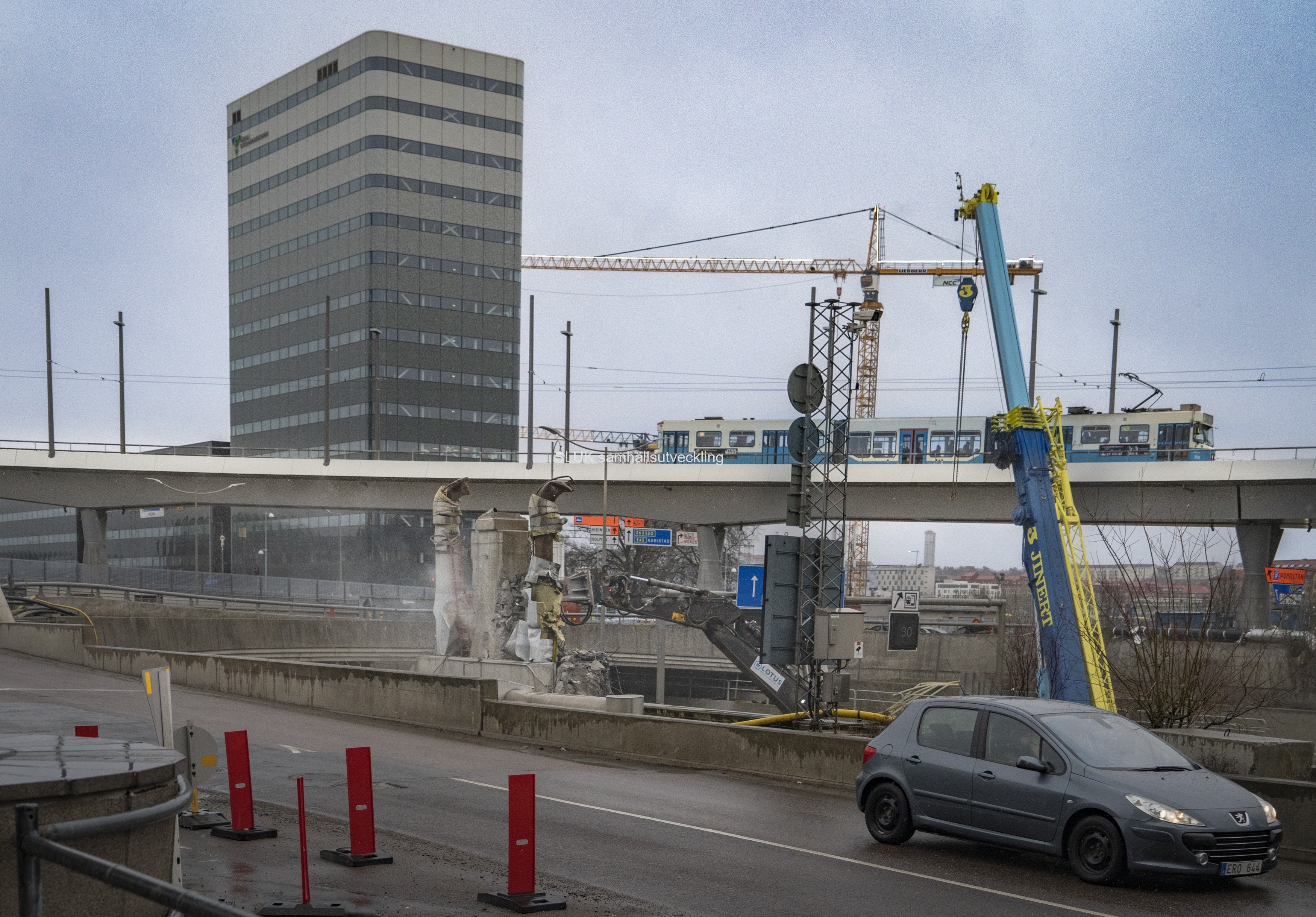 Bild 10 och 11 från den 20 februari, visar att man bilar betongfundamenten. Tåg och bussar passerar på Hisingsbron.