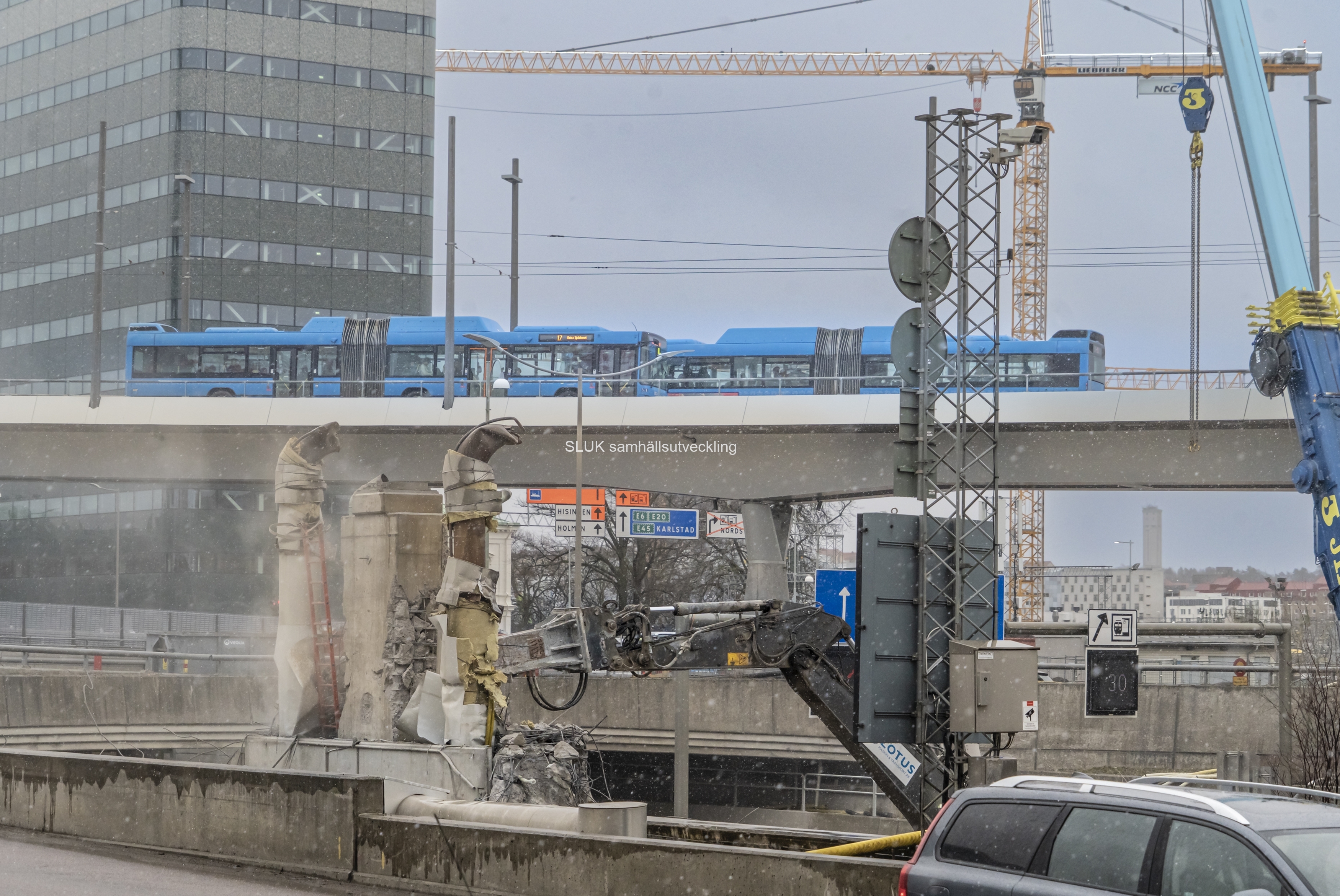 Bild 10 och 11 från den 20 februari, visar att man bilar betongfundamenten. Tåg och bussar passerar på Hisingsbron.