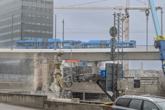 Bild 10 och 11 från den 20 februari, visar att man bilar betongfundamenten. Tåg och bussar passerar på Hisingsbron.