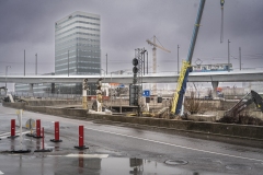 Den 21 februari är det blåsigt och det snöar och regnar. Det är blött och kallt. Nu fortsätter de sista jobben t om söndag den 27 februari. Då ska man åter kunna köra i Götatunneln vid Lilla Bommen.