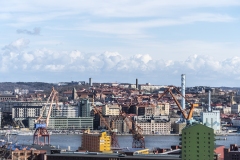 Det var en solig, men blåsig lördagseftermiddag. Från Ramberget ser man mot Stenpiren och Skeppsbron. Bakom är Haga beläget.