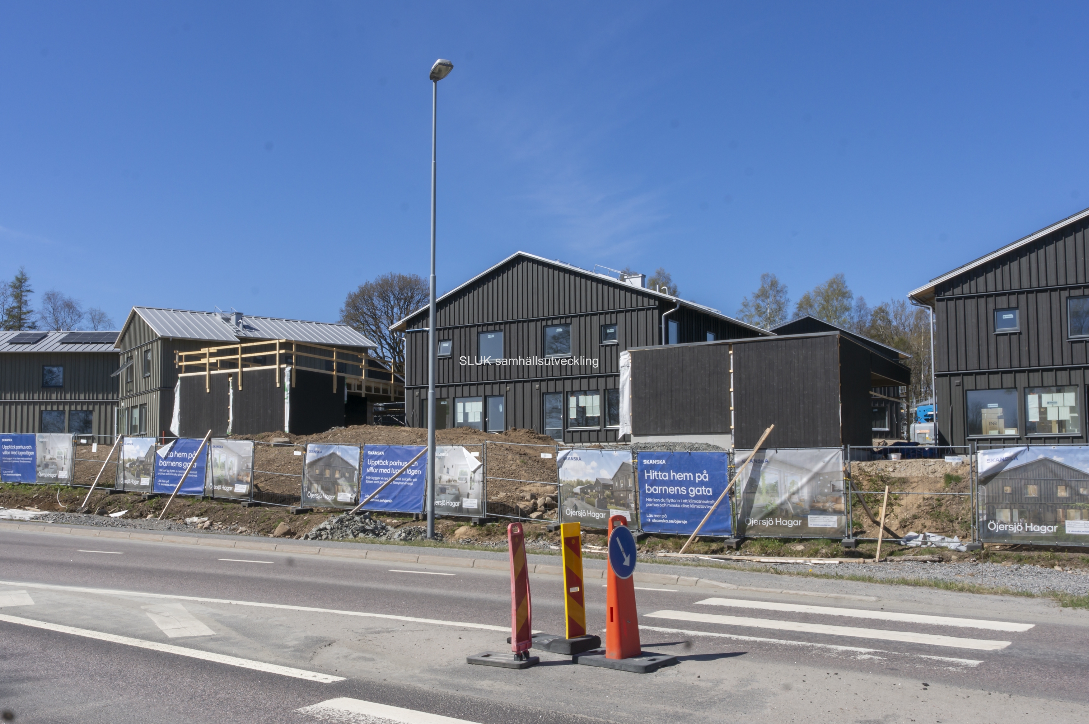 Utmed Öjersjövägen ser man alla pågående byggprojekt.  Närmast bilden byggs det parhus.