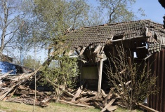 En annan gårdsbyggnad är förfallen.