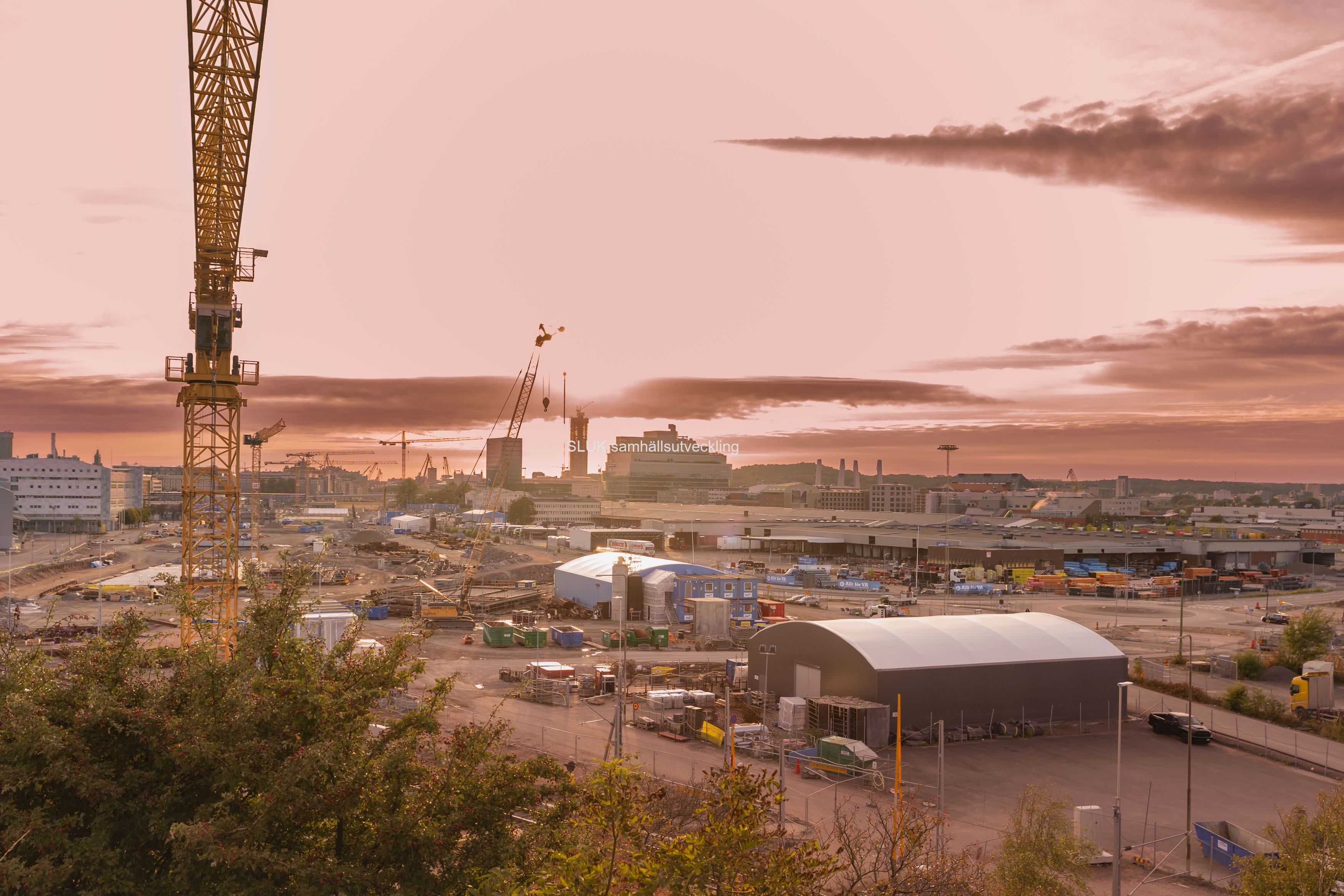 Vid solnedgången, nedanför Skansen Lejonet ser man arbetena med Västlänken. Marken är nu täckt.