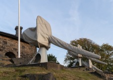 På Skansen Lejonet står kanonerna med sina beklädnader.