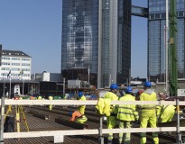 En återblick till den 26 mars 2020. Här  armerar för gjutning. Det här har senare blivit en bro för bilister och trafiken har omfördelats.