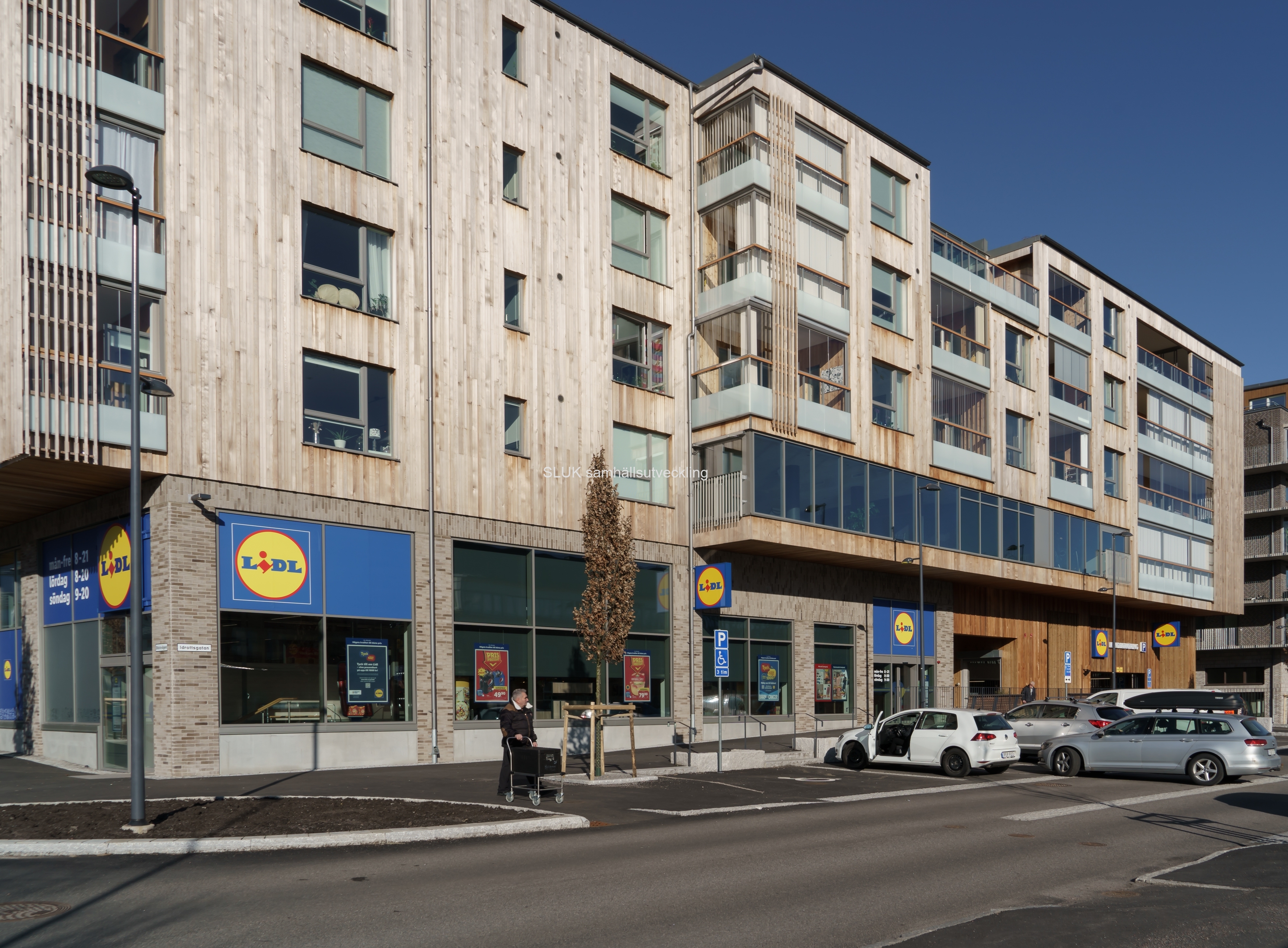 I Mölnlycke centrum är sedan länge bontop, seniorboende färdigbyggt och folk har flyttat in. Lidl har en stor butikpå bottenplan.