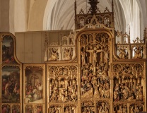 Den här snidade tavlan är inte altartavlan från 1516, som tillverkades  i Antwerpen. Den är belägen längre bak i kyrkan.