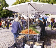 På Stora torget pågår höstmarknad, men det är inte många som handlar.