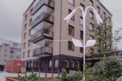 Konstnären Maria C Bernhardsson har skapat tre jättelika stålblommor, som har placerats på Gökegårds torg.