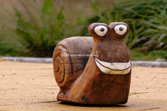 På lekplatsen finns en rolig snigel av trä.