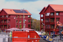 Här pågår byggnation samtidigt som visning av lägenheterna sker. Observera att det är solceller på taket!